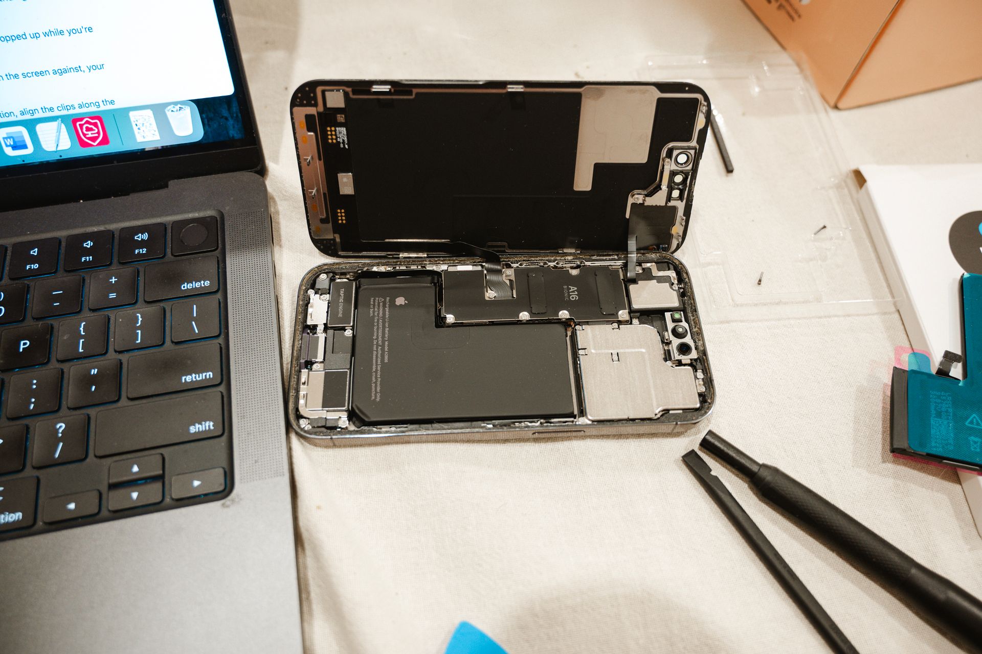 Rakitan layar LCD iPhone terbuka dengan alat servis